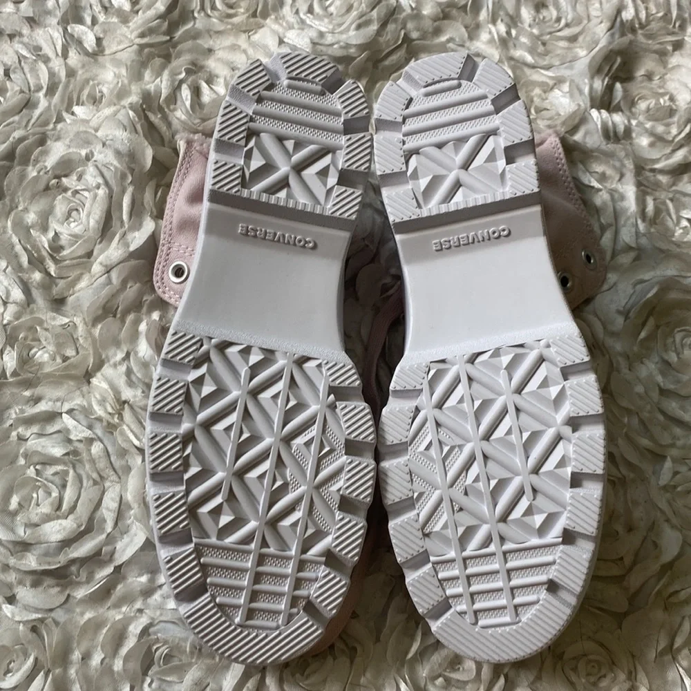 . New Converse size 7 high top fuzzy sneakers - Picture 3 of 6